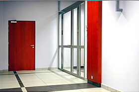Противопожарная деревянная дверь MCR DREW PLUS и профильная противопожарная перегородка со встроенной дверью MCR PROFILE ISO 